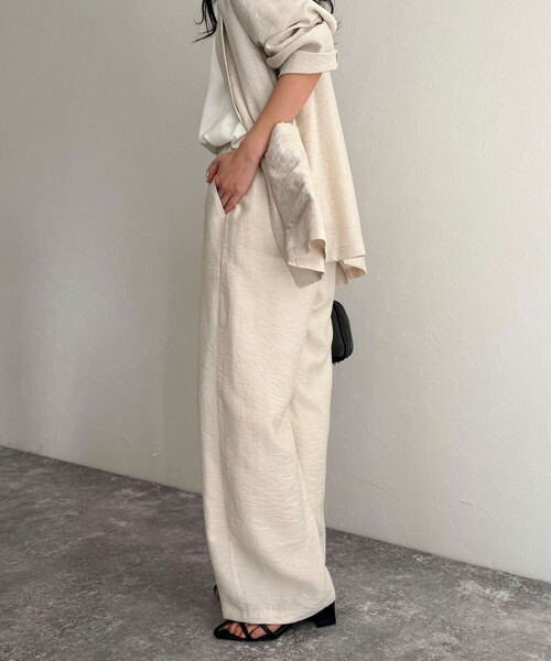fredy emue（フレディエミュ）の「《セットアップ対応》リネン混スラブツイルイージーパンツ（その他パンツ・レディース・ベージュ/ネイビー・38/36）」の18枚目の写真