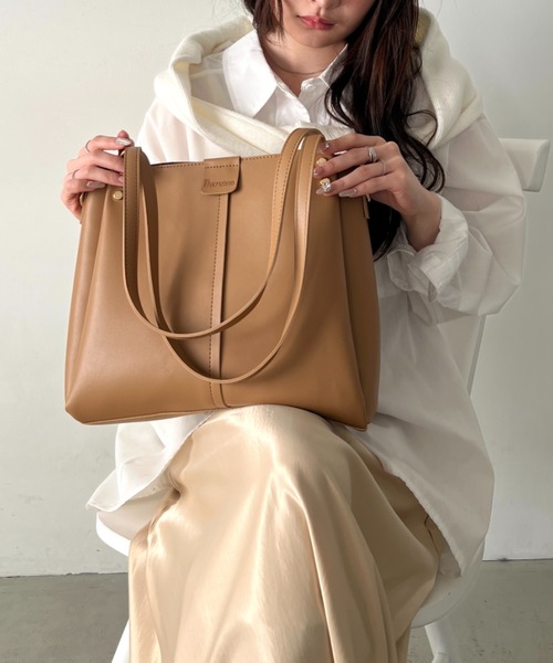 wears（ウェアーズ）の「新色追加 6色展開【A4収納可能】通勤・通学 PUダブルショルダートートバッグ ショルダーバッグ 2WAYバッグ（トートバッグ・レディース・ブラック/ブラウン/グレイッシュベージュ/アイボリー/ベージュ/ベージュ系その他・FREE）」の4枚目の写真