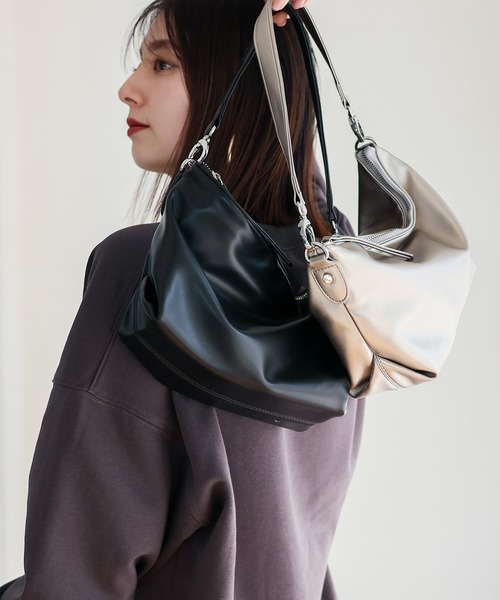 TORY BURCH フリンジ ショルダーバッグ 黒 シボ革 エンボスロゴ