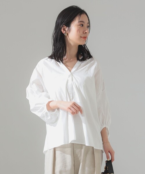 Demi-Luxe BEAMS デミルクス サテンステッチブラウス　ライトグレー 迷ったらコレ！おすすめお仕事ブラウス3選｜ビームス 新丸の内