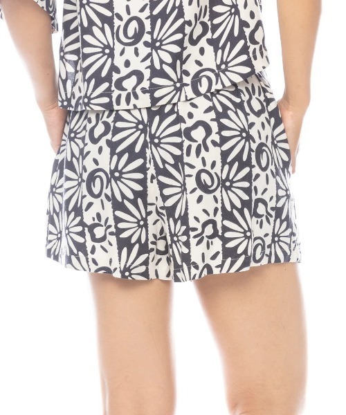 BILLABONG（ビラボン）の「BILLABONG レディース 【TROPICAL HIGHS】 SUNFLOWER SHORT ショートパンツ 【2025年春夏モデル】/ビラボン総柄ショートパンツ（その他パンツ・レディース・ブラック系その他・SMALL）」の2枚目の写真