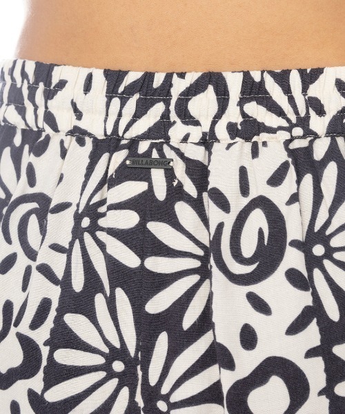 BILLABONG（ビラボン）の「BILLABONG レディース 【TROPICAL HIGHS】 SUNFLOWER SHORT ショートパンツ 【2025年春夏モデル】/ビラボン総柄ショートパンツ（その他パンツ・レディース・ブラック系その他・SMALL）」の3枚目の写真