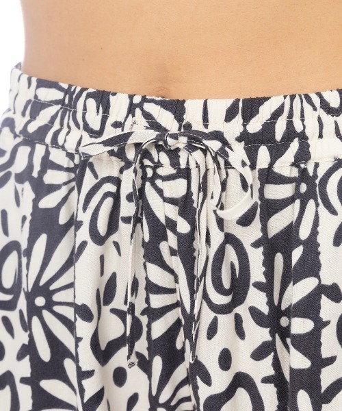 BILLABONG（ビラボン）の「BILLABONG レディース 【TROPICAL HIGHS】 SUNFLOWER SHORT ショートパンツ 【2025年春夏モデル】/ビラボン総柄ショートパンツ（その他パンツ・レディース・ブラック系その他・SMALL）」の4枚目の写真