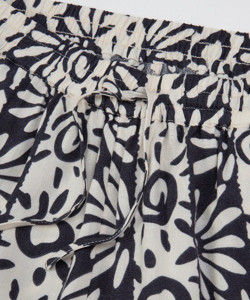 BILLABONG（ビラボン）の「BILLABONG レディース 【TROPICAL HIGHS】 SUNFLOWER SHORT ショートパンツ 【2025年春夏モデル】/ビラボン総柄ショートパンツ（その他パンツ・レディース・ブラック系その他・SMALL）」の7枚目の写真