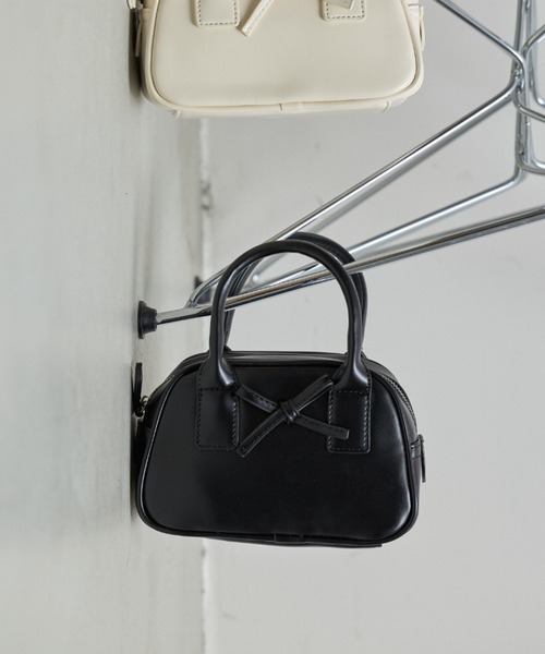 &. NOSTALGIA(アンドドットノスタルジア)の「【ZOZO限定】リボンハンドバッグ(ハンドバッグ・レディース・ホワイト/ブラック・FREE)」の4枚目の写真