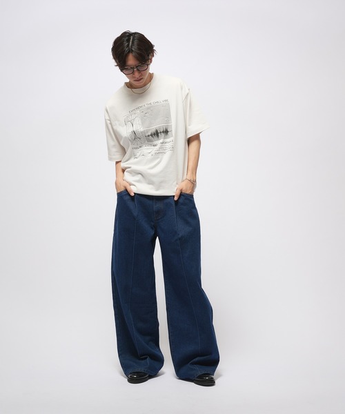 Adoon plain（アドーンプレーン）の「Geometric Skyline Drawcord T-Shirt / ジオメトリック＆スカイラインドローコードTシャツ（Tシャツ/カットソー・メンズ・レッド/オフホワイト/ネイビー/ブラウン/ブラック/ホワイト系その他/ブラック系その他・MEDIUM/LARGE）」の8枚目の写真