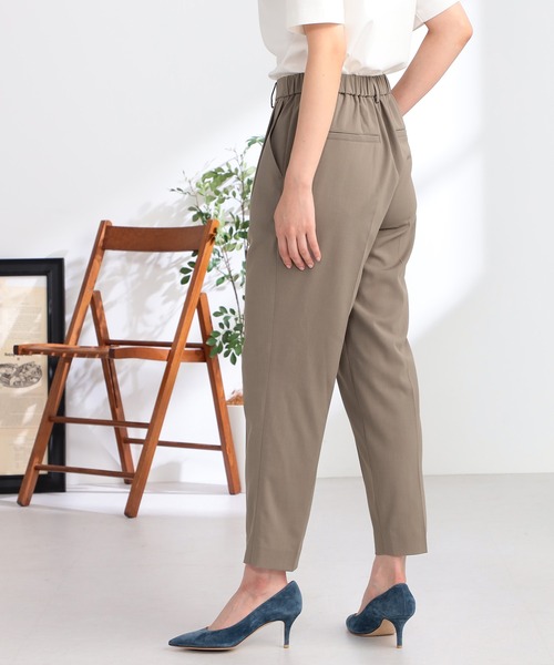GALLORIA（ギャローリア）の「セットアップで着られる　タックテーパードパンツ（その他パンツ・レディース・モカ/チャコール・S/M/L/LL）」の4枚目の写真