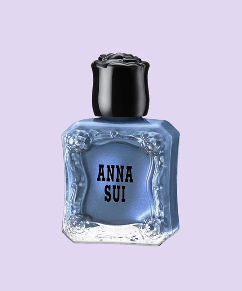 ANNA SUI COSMETICS(アナ スイ コスメティクス)の「〈2025年8月 限定色〉 ネイルカラー(マニキュア/ジェルネイル・レディース・ブルー系/シャンパン/イエロー系/ピンク系/オレンジ系/グリーン系/シルバー/パープル系/ホワイト系/ブラウン系・ONE SIZE)」の4枚目の写真