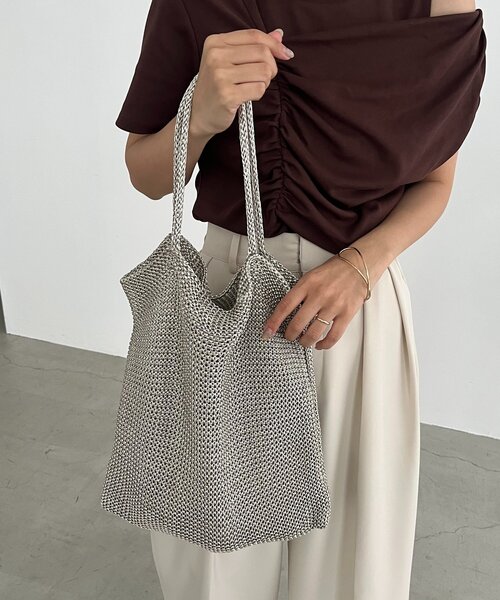 CAPRICIEUX LE'MAGE(カプリシューレマージュ)の「【PC/A4サイズ収納可】ラメトートバッグ(ショルダーバッグ・レディース・チャコールグレー/シルバー/ゴールド・FREE)」の2枚目の写真