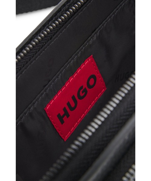 HUGO(ヒューゴ)の「グレイン フェイクレザー ベルトバッグ スタックロゴディテール(ボディバッグ/ウエストポーチ・メンズ・ブラック・ONESIZE)」の3枚目の写真