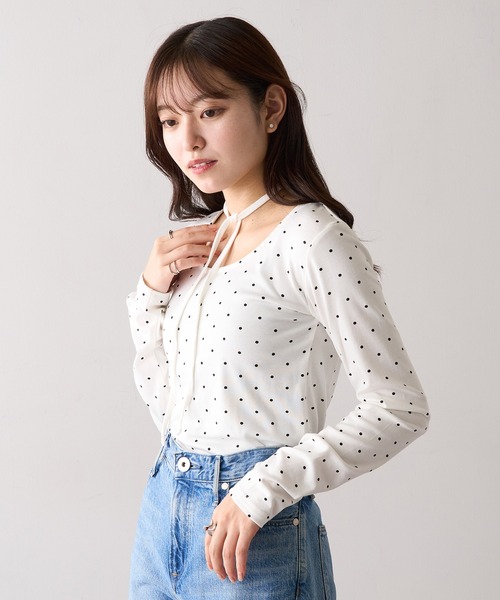 MAGASIN DE MODE Chou Chou（マガジンデモードシュシュ）の「【MAGASIN DE MODE Chou Chou】ドットリボン付きプルオーバー DTK（Tシャツ/カットソー・レディース・ブラック/オフホワイト/グレー・FREE）」の4枚目の写真