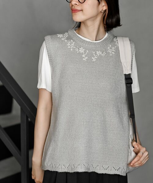 rps(アールピーエス)の「ハンド刺繍裾スカラップニットベスト(ベスト・レディース・ブルー/グレー/グリーン・フリー)」の1枚目の写真