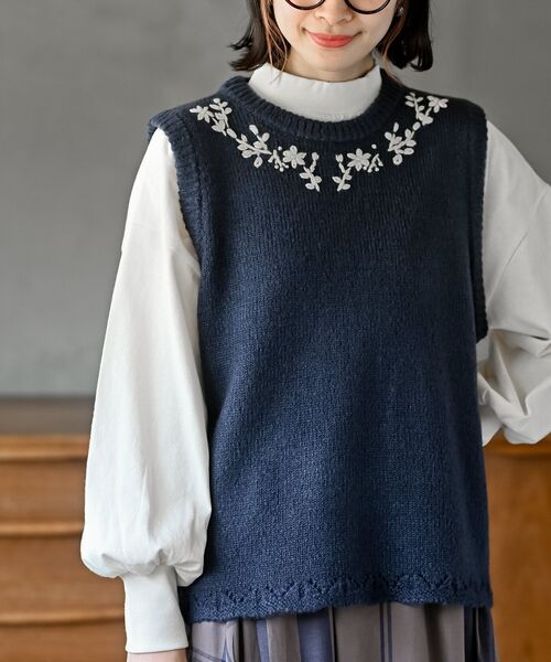 rps(アールピーエス)の「ハンド刺繍裾スカラップニットベスト(ベスト・レディース・ブルー/グレー/グリーン・フリー)」の3枚目の写真