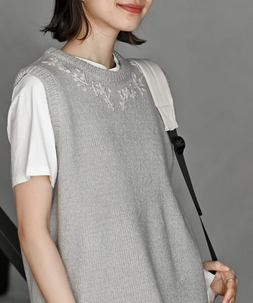 rps(アールピーエス)の「ハンド刺繍裾スカラップニットベスト(ベスト・レディース・ブルー/グレー/グリーン・フリー)」の10枚目の写真