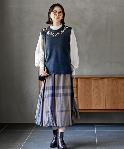 rps(アールピーエス)の「ハンド刺繍裾スカラップニットベスト(ベスト・レディース・ブルー/グレー/グリーン・フリー)」の4枚目の写真