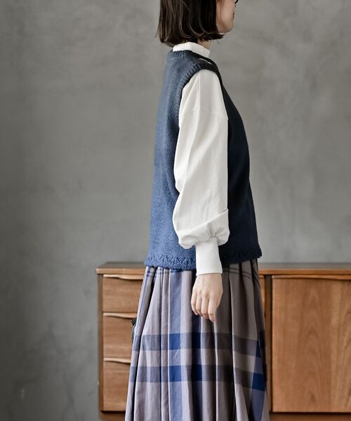 rps(アールピーエス)の「ハンド刺繍裾スカラップニットベスト(ベスト・レディース・ブルー/グレー/グリーン・フリー)」の5枚目の写真