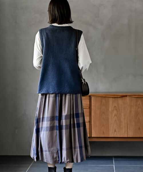 rps(アールピーエス)の「ハンド刺繍裾スカラップニットベスト(ベスト・レディース・ブルー/グレー/グリーン・フリー)」の6枚目の写真