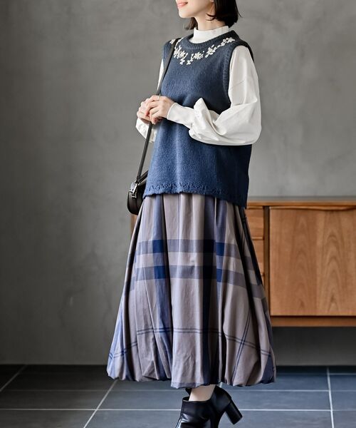 rps(アールピーエス)の「ハンド刺繍裾スカラップニットベスト(ベスト・レディース・ブルー/グレー/グリーン・フリー)」の7枚目の写真