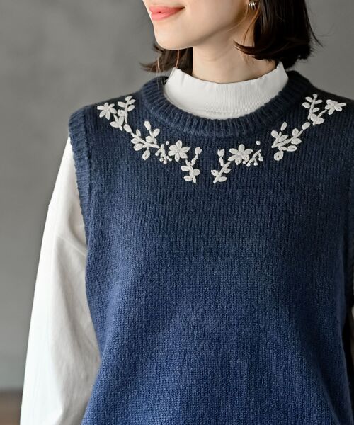 rps(アールピーエス)の「ハンド刺繍裾スカラップニットベスト(ベスト・レディース・ブルー/グレー/グリーン・フリー)」の8枚目の写真