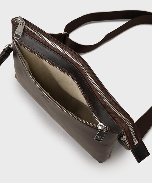 TAKEO KIKUCHI(タケオキクチ)の「アニリンレザー 2WAYクラッチ(クラッチバッグ・メンズ・ダークブラウン/ブラック・00)」の10枚目の写真