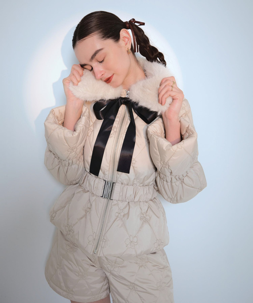 SELFIST(セルフィスト)の「【セットアップ対応】マルチWAYオリジナルロゴフラワー刺繍中綿ジャケット キルティング ファー 襟 取り外し可能 ベルト付き リボン 冬服(ダウンジャケット/コート・レディース・ブラック/ベージュ・フリー)」の3枚目の写真