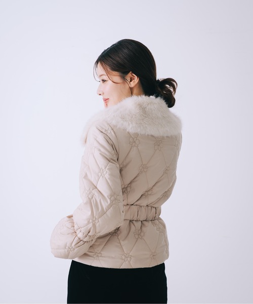 SELFIST(セルフィスト)の「【セットアップ対応】マルチWAYオリジナルロゴフラワー刺繍中綿ジャケット キルティング ファー 襟 取り外し可能 ベルト付き リボン 冬服(ダウンジャケット/コート・レディース・ブラック/ベージュ・フリー)」の20枚目の写真