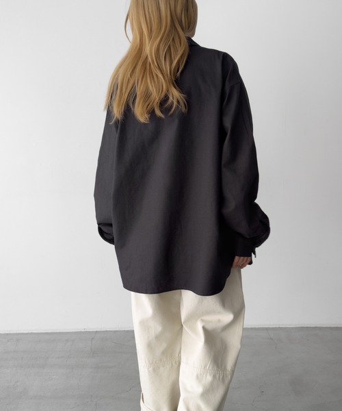 CANAL JEAN(キャナルジーン)の「ARMY TWILL コットンリネンユーティリティシャツ(シャツ/ブラウス・レディース・チャコールグレー・MEDIUM)」の3枚目の写真