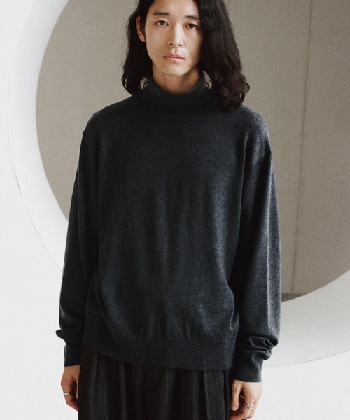 WYM LIDNM（ウィム バイ リドム）の「WOOL BLEND SMOOTH TURTLE NECK KNIT（ニット/セーター・メンズ・チャコール/ライトグレー/グレー/アッシュブラウン・S/M/L）」の4枚目の写真