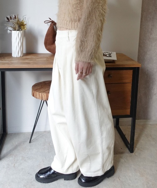 CORNERS（コーナーズ）の「コーデュロイバルーンタックパンツ（その他パンツ・レディース・ネイビー/オフホワイト/ダークブラウン・マルチサイズ）」の8枚目の写真