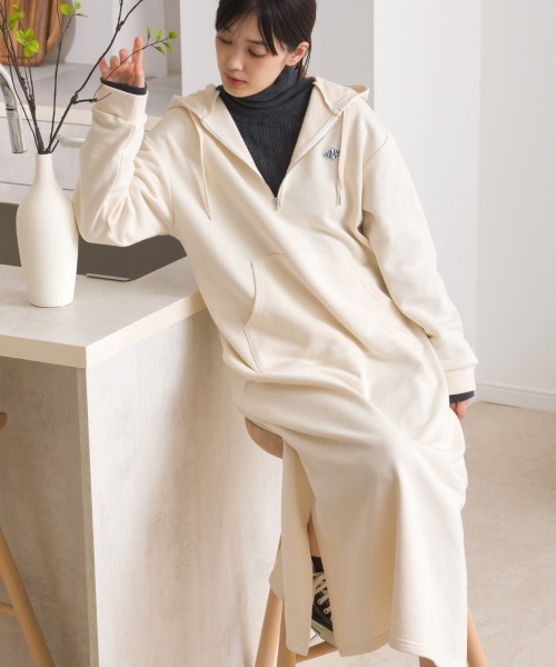 OMNES（オムネス）の「テック裏毛フーディポケットスウェットロングワンピース（ワンピース・レディース・ブラック/ダークグレー/ホワイト/グレー・FREE）」の10枚目の写真