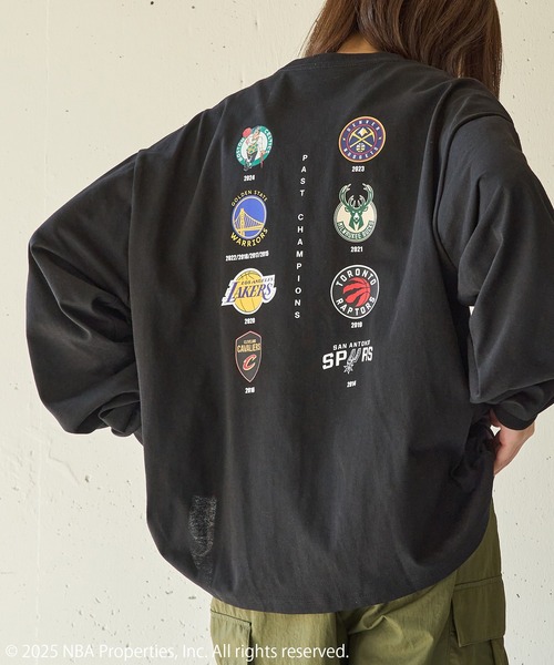 NBA(エヌビーエー)の「【NBA】NBA CHAMPIONS TEAM ARCHIVE LONG Sleeve Tee / CELTICS WARRIORS LAKERS CAVALIERS NUGGETS BUCKS RAPTORS SPURS(Tシャツ/カットソー・メンズ・ブラック/ホワイト・XL/L/M/S/XS)」の2枚目の写真