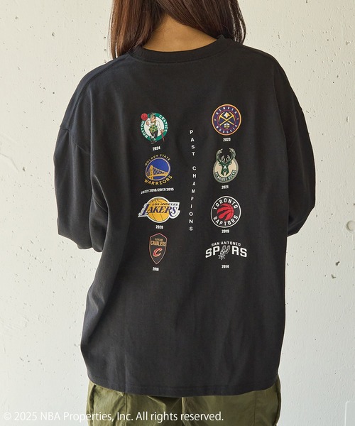 NBA(エヌビーエー)の「【NBA】NBA CHAMPIONS TEAM ARCHIVE LONG Sleeve Tee / CELTICS WARRIORS LAKERS CAVALIERS NUGGETS BUCKS RAPTORS SPURS(Tシャツ/カットソー・メンズ・ブラック/ホワイト・XL/L/M/S/XS)」の20枚目の写真