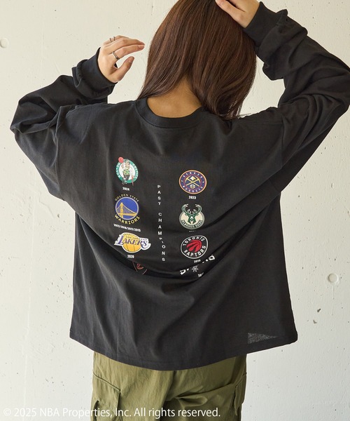 NBA(エヌビーエー)の「【NBA】NBA CHAMPIONS TEAM ARCHIVE LONG Sleeve Tee / CELTICS WARRIORS LAKERS CAVALIERS NUGGETS BUCKS RAPTORS SPURS(Tシャツ/カットソー・メンズ・ブラック/ホワイト・XL/L/M/S/XS)」の3枚目の写真