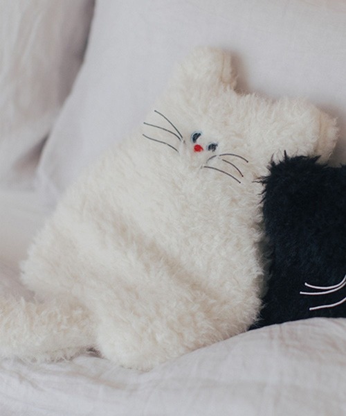 studio CLIP(スタディオクリップ)の「Finissage Home ミネット湯たんぽ(クッション/クッションカバー・レディース・ブラック/ホワイト・FREE)」の1枚目の写真