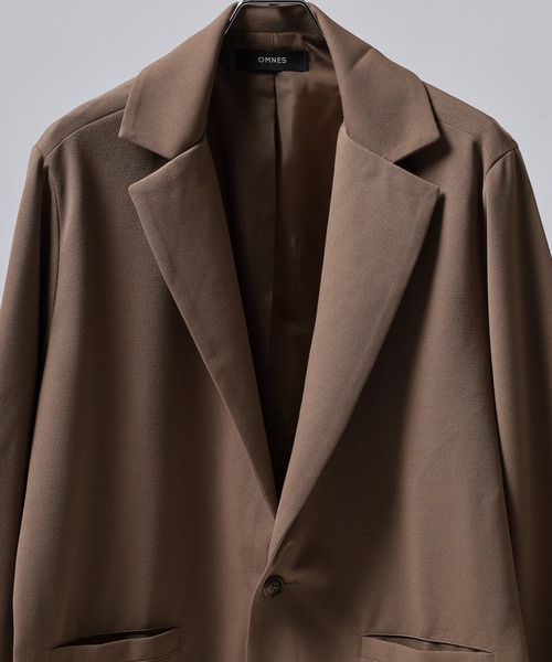 OMNES(オムネス)の「OMNES Another Edition ストレッチ梨地ワイドシルエット2Bテーラードジャケット tailored jacket(テーラードジャケット・メンズ・ベージュ/ブルー・L/M)」の5枚目の写真