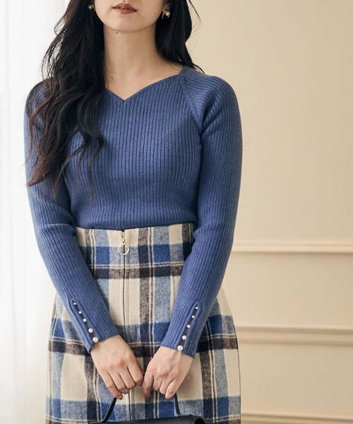 12Twelve Agenda（トゥエルブ　アジェンダ）の「ハートネック袖口アソートパールリブニットプルオーバー（ニット/セーター・レディース・ピンク/チャコールグレー/ブルー/ブラック/グレイッシュベージュ/オフホワイト/サックスブルー・M）」の6枚目の写真