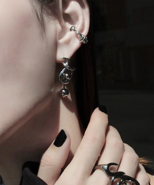 Soierie(ソワリー)の「トライバル コイル カフ (1P) / Tribal coil cuff (1P)(イヤーカフ・レディース・シルバー/シルバー×ゴールド/シルバー系・FREE)」の14枚目の写真