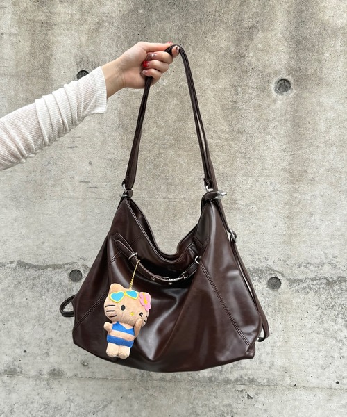Chiina(チーナ)の「Chiina /【2way】 大容量 ベルテッドショルダーバッグ(ショルダーバッグ・レディース・グレー/オフホワイト/ブラウン/ブラック・FREE)」の4枚目の写真