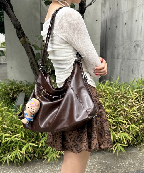 Chiina(チーナ)の「Chiina /【2way】 大容量 ベルテッドショルダーバッグ(ショルダーバッグ・レディース・グレー/オフホワイト/ブラウン/ブラック・FREE)」の22枚目の写真