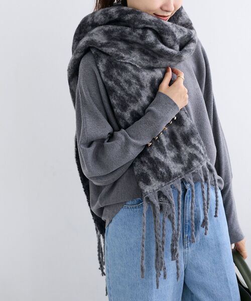 le.coeur blanc（ルクールブラン）の「《WEB限定アイテム》レオパードシャギーマフラー（マフラー・レディース・ベージュ/グレー・FREE）」の2枚目の写真