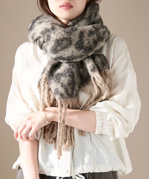 le.coeur blanc（ルクールブラン）の「《WEB限定アイテム》レオパードシャギーマフラー（マフラー・レディース・ベージュ/グレー・FREE）」の13枚目の写真