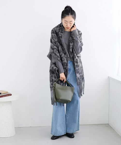 le.coeur blanc（ルクールブラン）の「《WEB限定アイテム》レオパードシャギーマフラー（マフラー・レディース・ベージュ/グレー・FREE）」の4枚目の写真