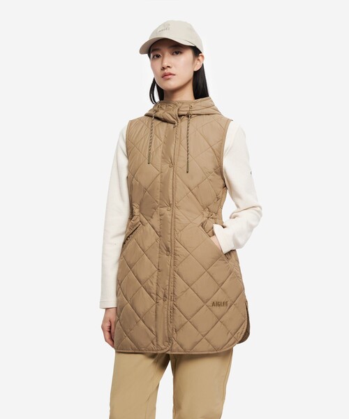 AIGLE(エーグル)の「PrimaLoft中綿 撥水 インサレーション ダイヤモンドキルティングミドルベスト(ダウンベスト・レディース・ベージュ/ダークネイビー・38/36/40)」の1枚目の写真