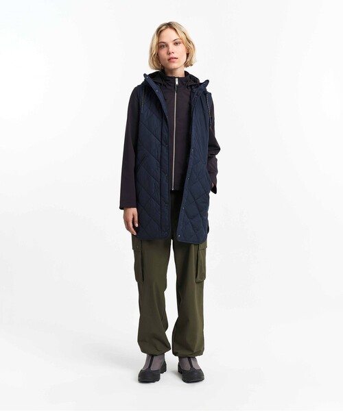 AIGLE(エーグル)の「PrimaLoft中綿 撥水 インサレーション ダイヤモンドキルティングミドルベスト(ダウンベスト・レディース・ベージュ/ダークネイビー・38/36/40)」の4枚目の写真