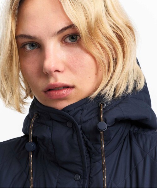 AIGLE(エーグル)の「PrimaLoft中綿 撥水 インサレーション ダイヤモンドキルティングミドルベスト(ダウンベスト・レディース・ベージュ/ダークネイビー・38/36/40)」の9枚目の写真
