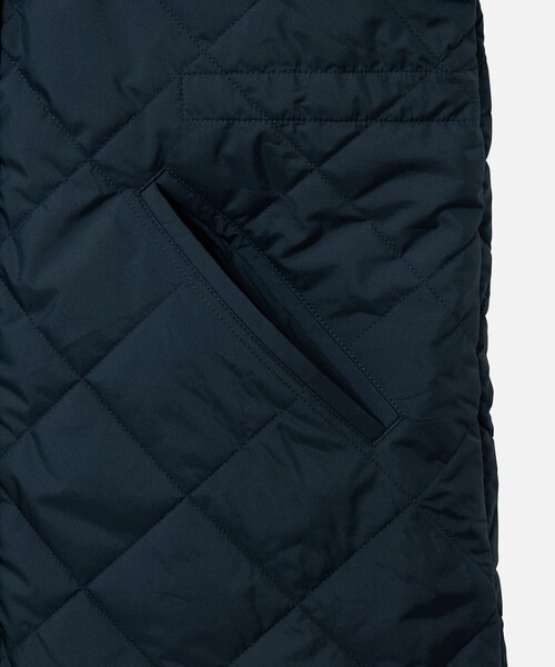 AIGLE(エーグル)の「PrimaLoft中綿 撥水 インサレーション ダイヤモンドキルティングミドルベスト(ダウンベスト・レディース・ベージュ/ダークネイビー・38/36/40)」の16枚目の写真
