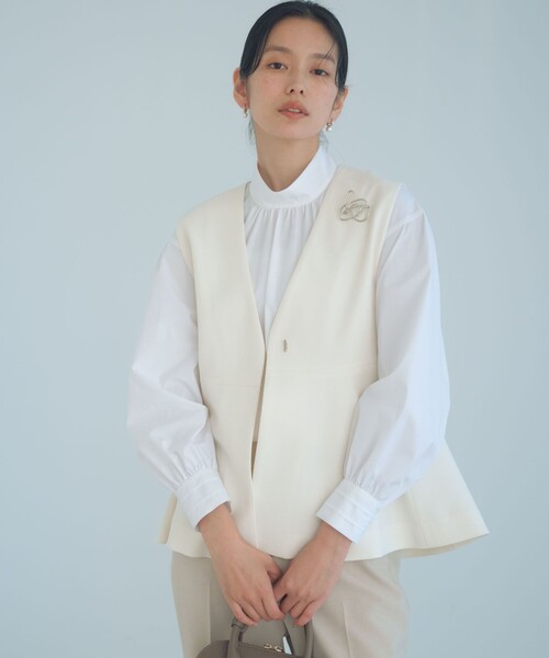 green label relaxing（グリーンレーベルリラクシング）の「［size SHORTあり］fleurie(フルリー) ペプラム ジレ（ベスト・レディース・オフホワイト/ネイビー・FREE/SHORT）」の2枚目の写真