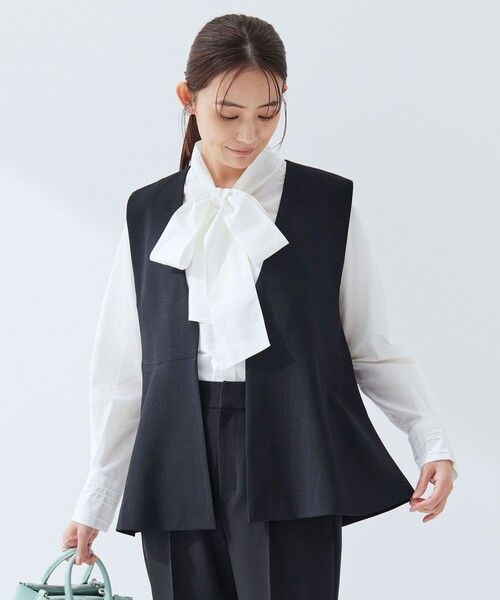 green label relaxing（グリーンレーベルリラクシング）の「［size SHORTあり］fleurie(フルリー) ペプラム ジレ（ベスト・レディース・オフホワイト/ネイビー・FREE/SHORT）」の22枚目の写真