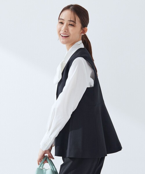 green label relaxing（グリーンレーベルリラクシング）の「［size SHORTあり］fleurie(フルリー) ペプラム ジレ（ベスト・レディース・オフホワイト/ネイビー・FREE/SHORT）」の20枚目の写真