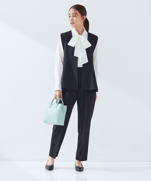 green label relaxing（グリーンレーベルリラクシング）の「［size SHORTあり］fleurie(フルリー) ペプラム ジレ（ベスト・レディース・オフホワイト/ネイビー・FREE/SHORT）」の19枚目の写真